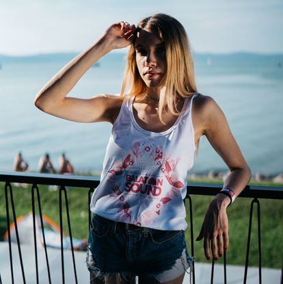 BALATON SOUND // Női Virágos Trikó termékhez kapcsolódó kép