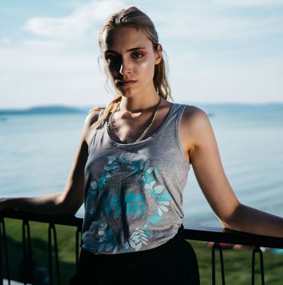 BALATON SOUND // Női Virágos Trikó termékhez kapcsolódó kép