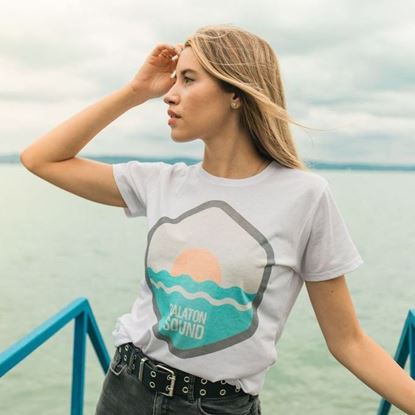BALATON SOUND // Női Naplemente Póló termékhez kapcsolódó kép